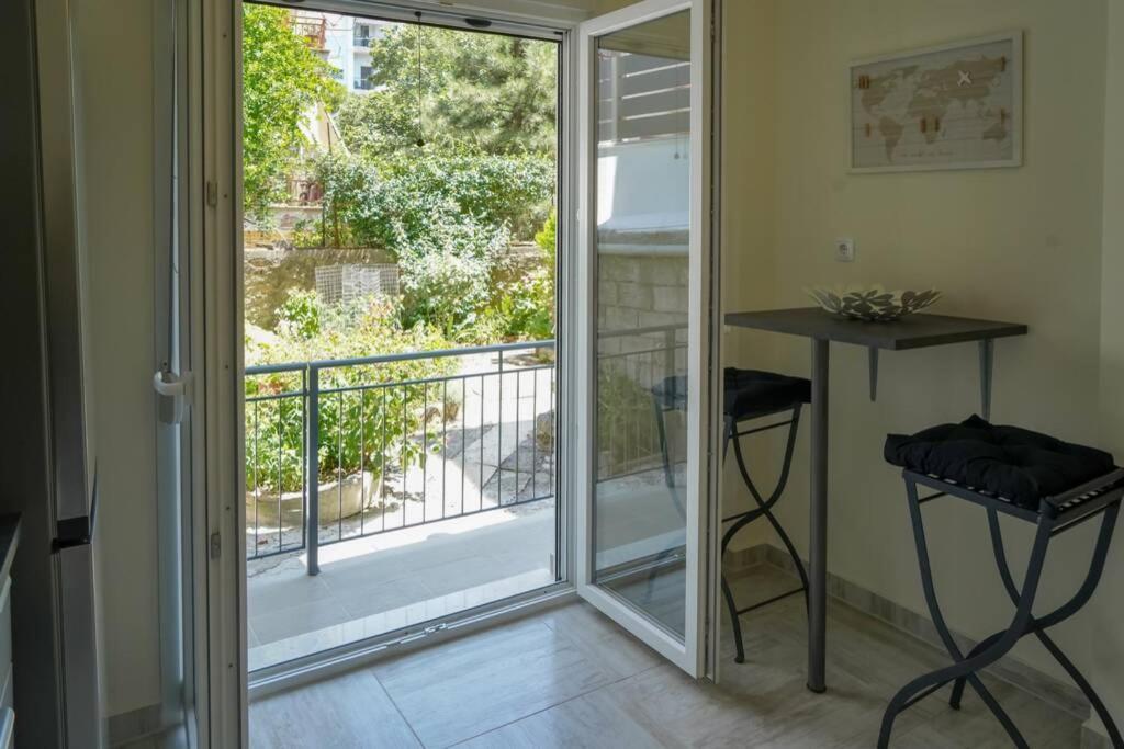 Modern Apartment In The City Center Янина Экстерьер фото